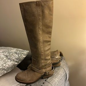 Size 7.5 tall leather Steve Madden boots… like new, worn 1 time.